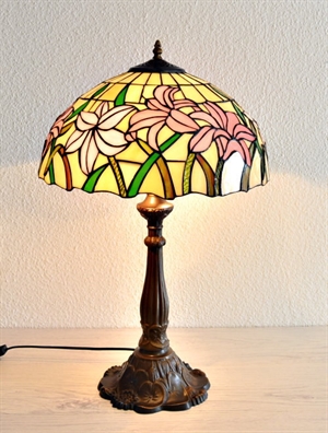 tiffany bordlampe DT168 lys skærm store lyserøde lilje blomster h59cm ø40cm - Se Tiffany lamper